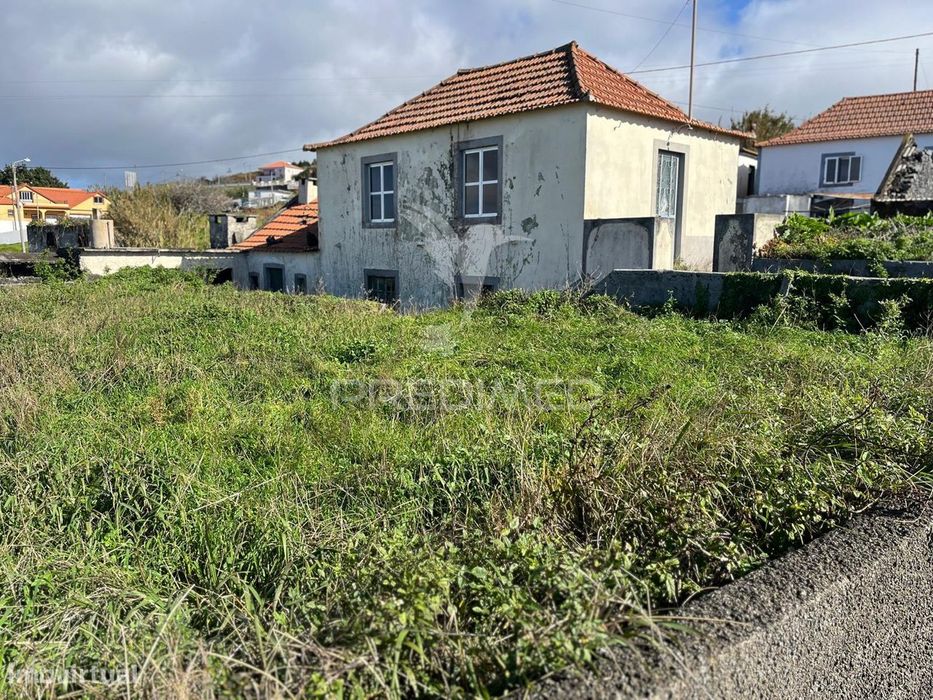 Moradia + Um Palheiro Para Reconstrução Na Ponta Do Pargo Com 670M2...