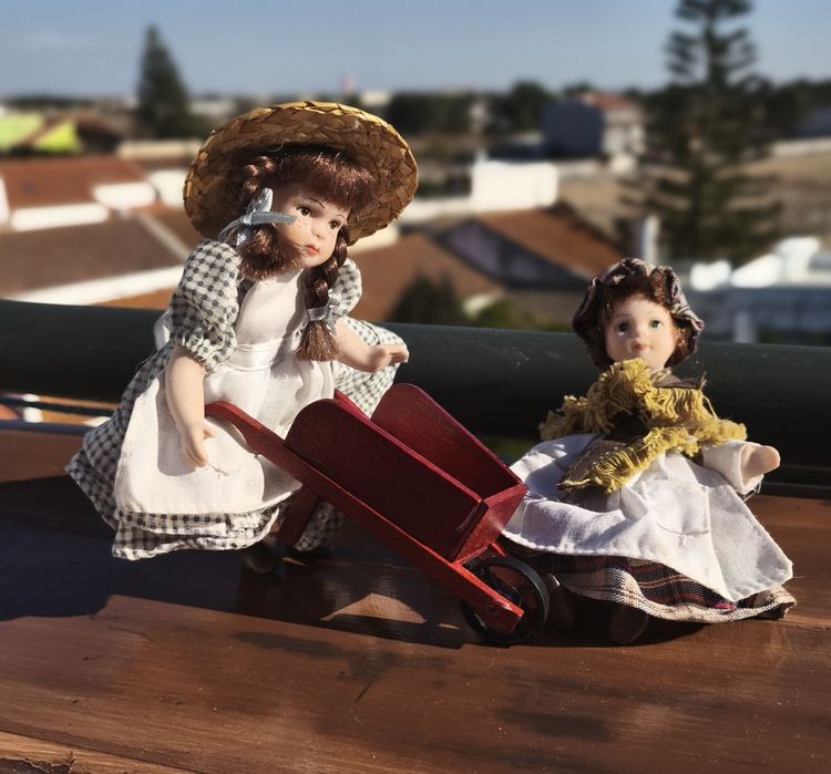 Coleção de bonecas com cabeça, pés e mãos de porcelana.