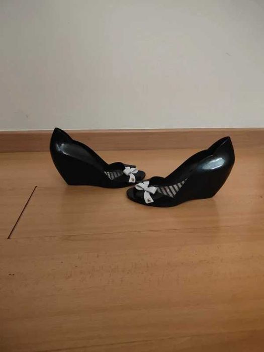 Sapato da marca Petite Jolie, especificamente da linha produzida pela Parodi