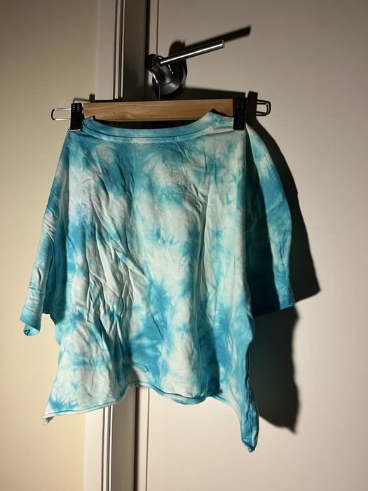 T-shirt azul e branca da Bershka