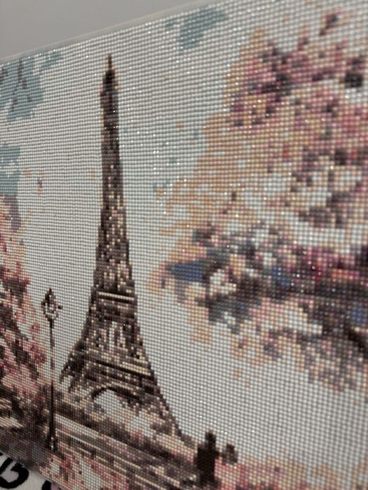 Картина викладена кристалами