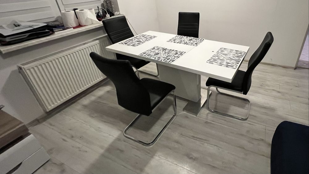 Aneks do jadalni na cztery osoby.Komplet