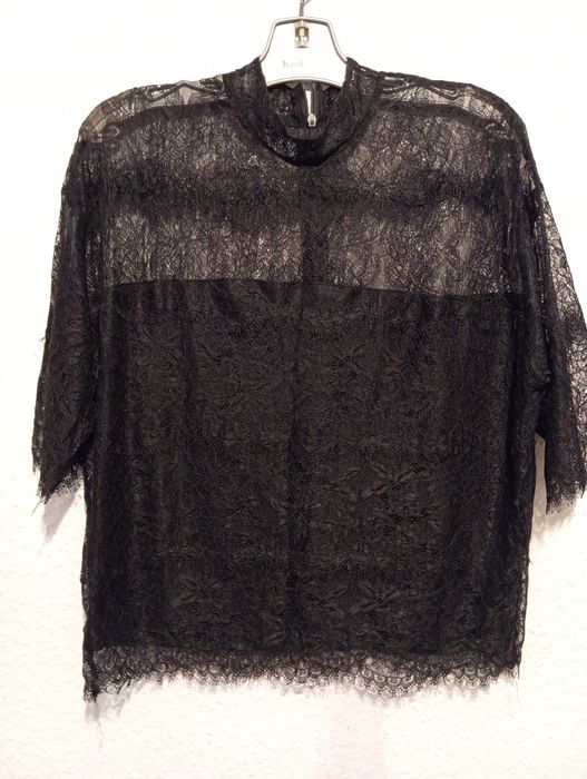 Koronkowa bluzeczka w bardzo dobrym stanie