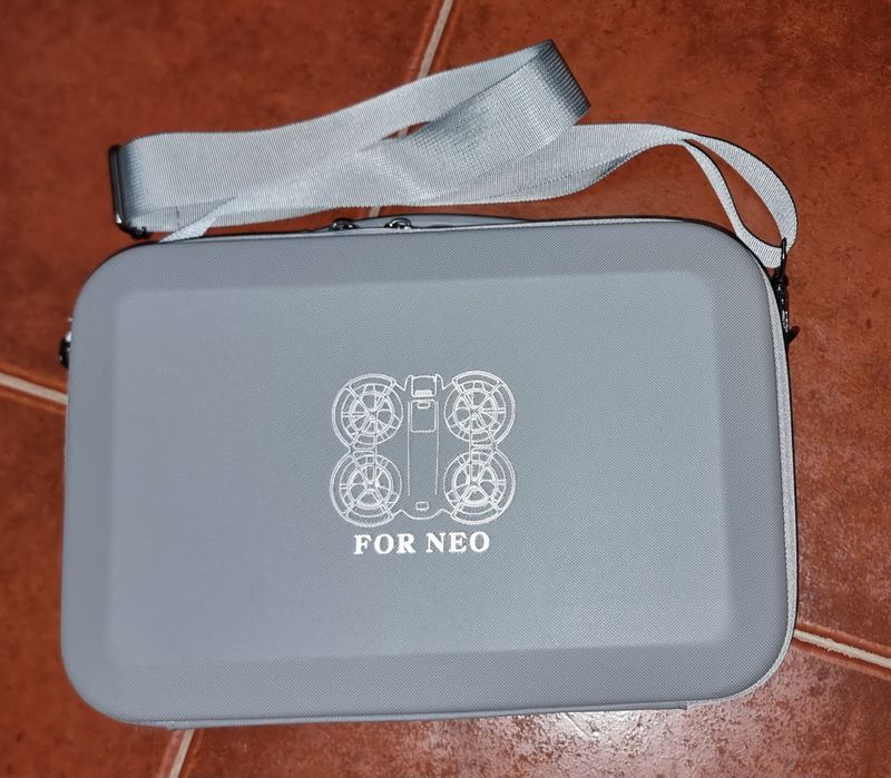 Drone DJI Neo, comando, 3 baterias e mala