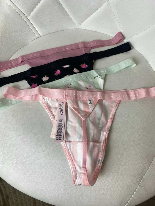 Majtki stringi 4 szt. z logo Victoria's Secret