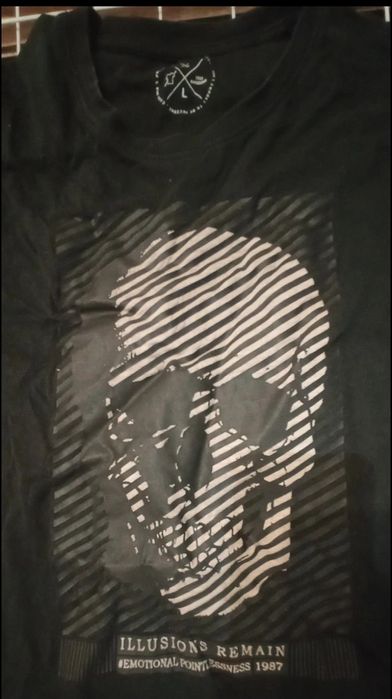 Czarna koszulka z czaszką – "Illusions Remain"