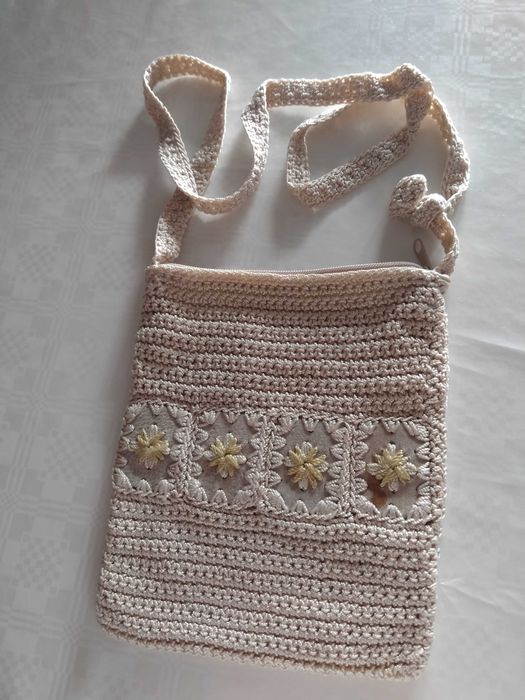 Bolsa a tiracolo em crochet