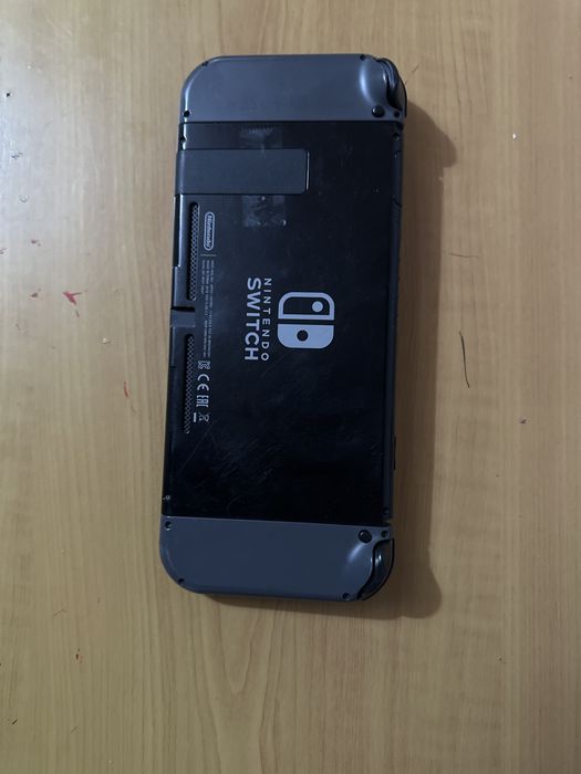 Nitendo switch semi nova pois usei poucas vezes ficou guardado com comando as peças de lado todas tela sem risco botões a funcionar perfeitamente