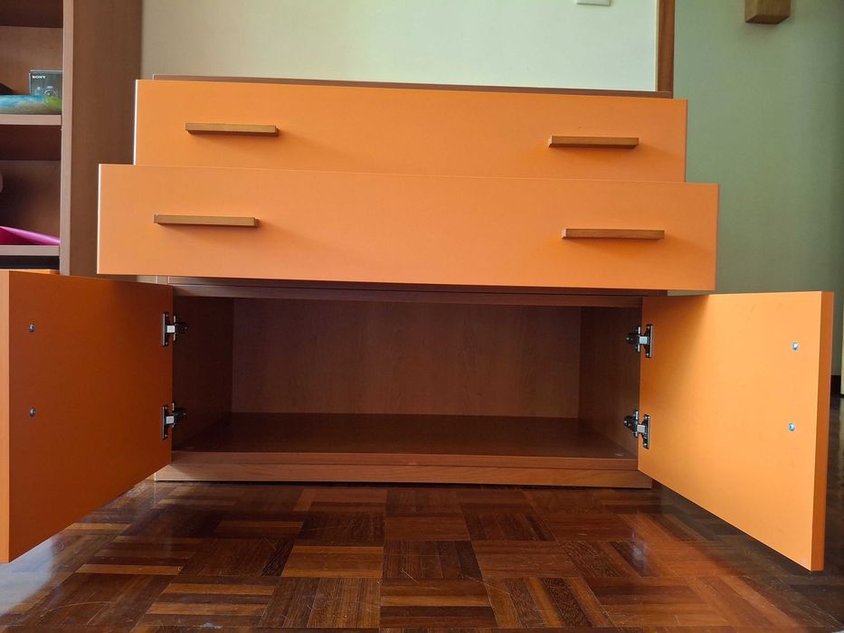 Cómoda com 2 Gavetas e 2 Portas - Excelente Arrumação