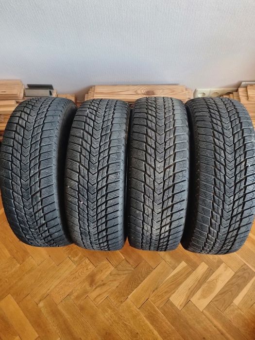 Зимова гума Nexen 215/60R16