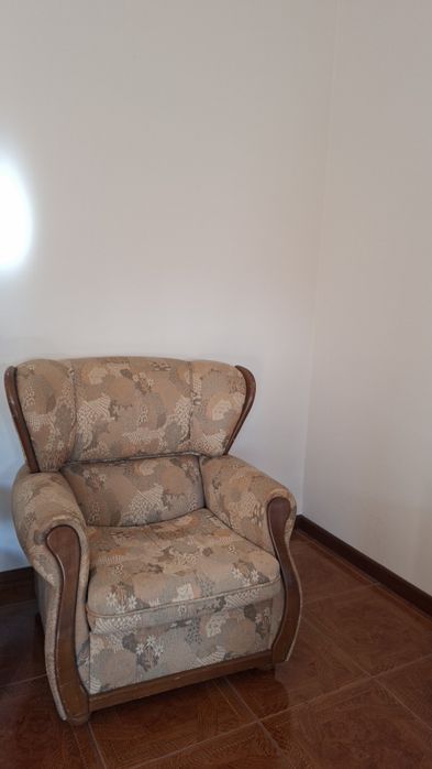 três sofás usados