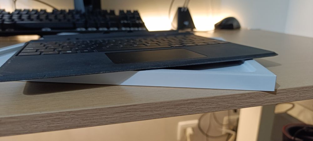 Surface Pro X + Keyboard Pro Signature + Slim Pen2+ Rato + Pasta