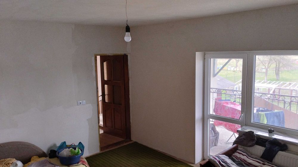 Будинок з приміщенням та обладнанням для шиномонтажу