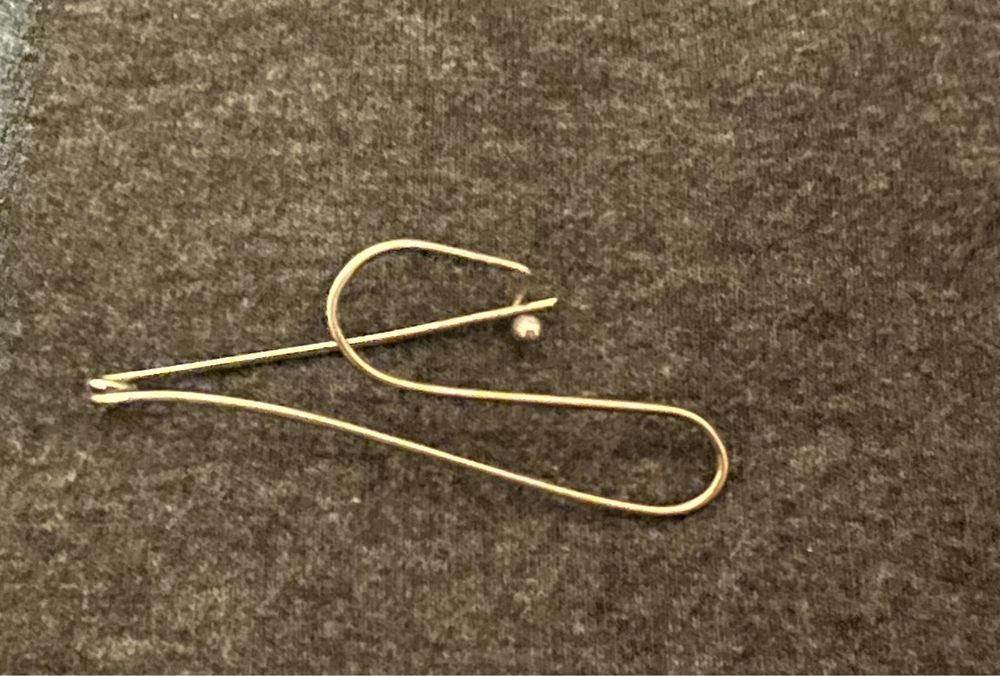 Subtelna broszka w srebrnym kolorze