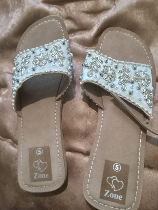 Продаються  сандалі