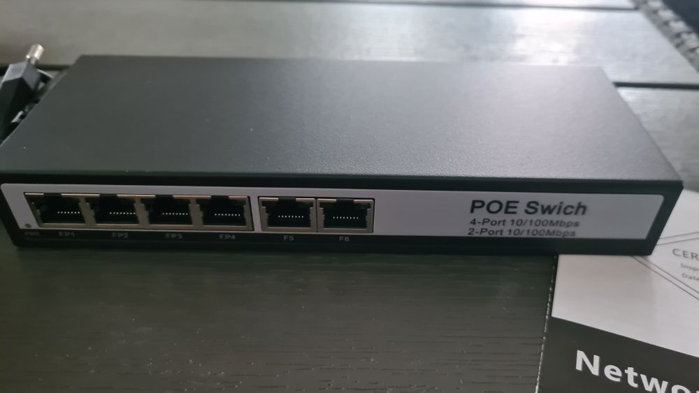 Комутатор / SWITCH  PoE  на 4 порти та 2 порти Uplink