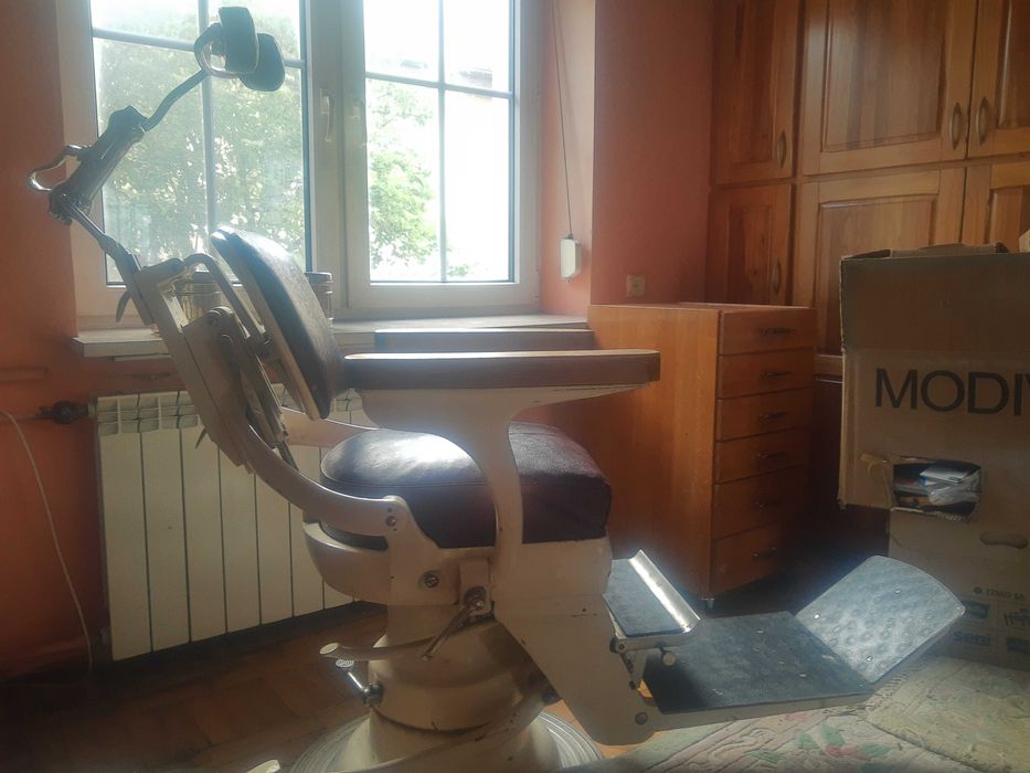 Fotel dentystyczny i inne akcesoria dentystyczne
