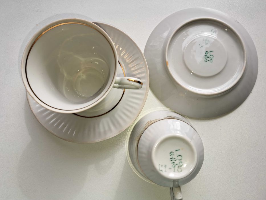 Радянські чашки з блюдцем золотим візерунком, вироблено в 1970-х роках