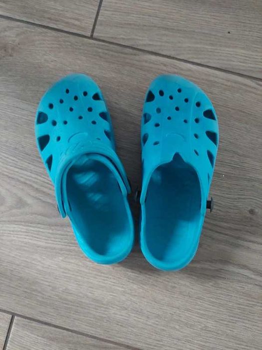 Niebieskie gumowe piankowe buty do wody rozm. 28