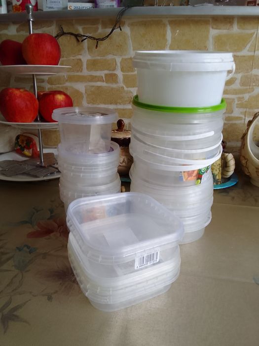 Контейнеры пластиковые для хранения продуктов.