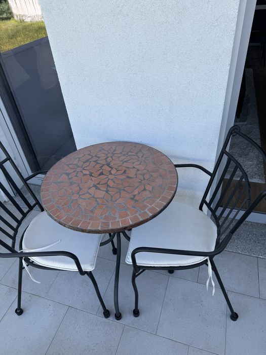 Vendo conjunto de mesa e duas cadeiras