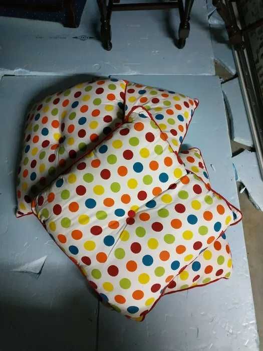 4 almofadas grandes em bom estado com enchimento