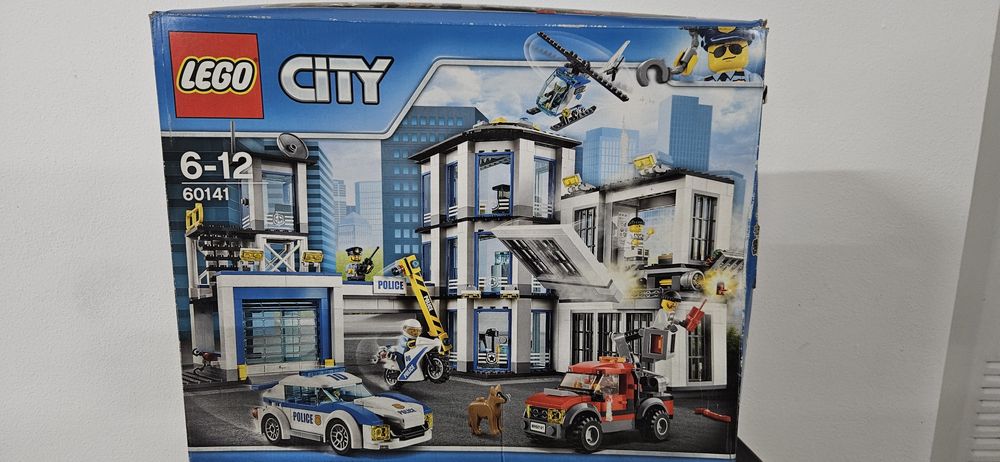 Vendo LEGO City 60141 – Esquadra da Polícia, conjunto 100% completo, ideal para colecionadores ou para quem procura um LEGO original.
