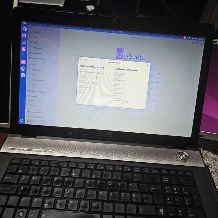 1 Portatil Asus,  3 Monitores, 1 SAMSUNG Galaxy Buds2 Pro, 3 teclados
