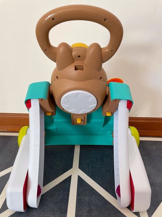 Andador e mesa de atividades