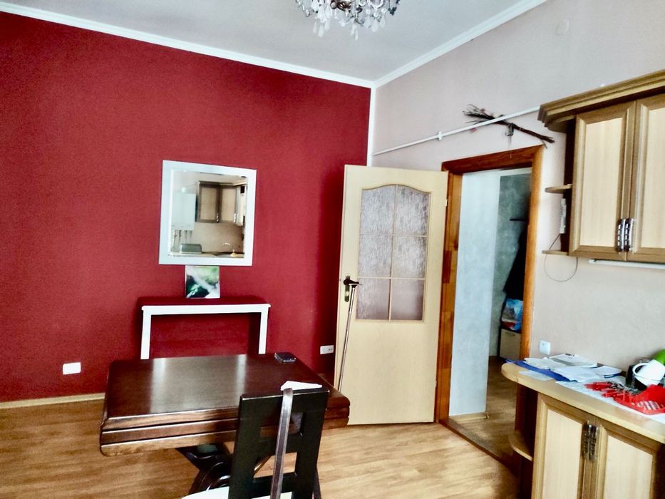 Продається 2-кімнатна квартира в самому центрі міста. Чортків