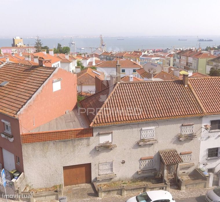 Moradia Histórica para recuperar, com piscina interior e  vista par...