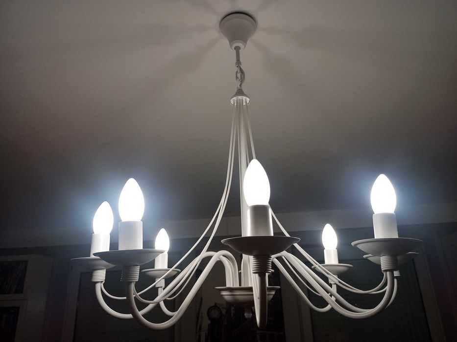 Żyrandol biały Róża ośmioramienny