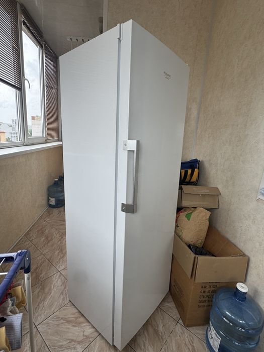 Морозильна камера Hotpoint-Ariston HFZ 6175 W