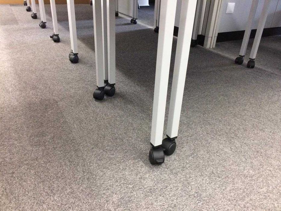 Mesas de formação e refeitório