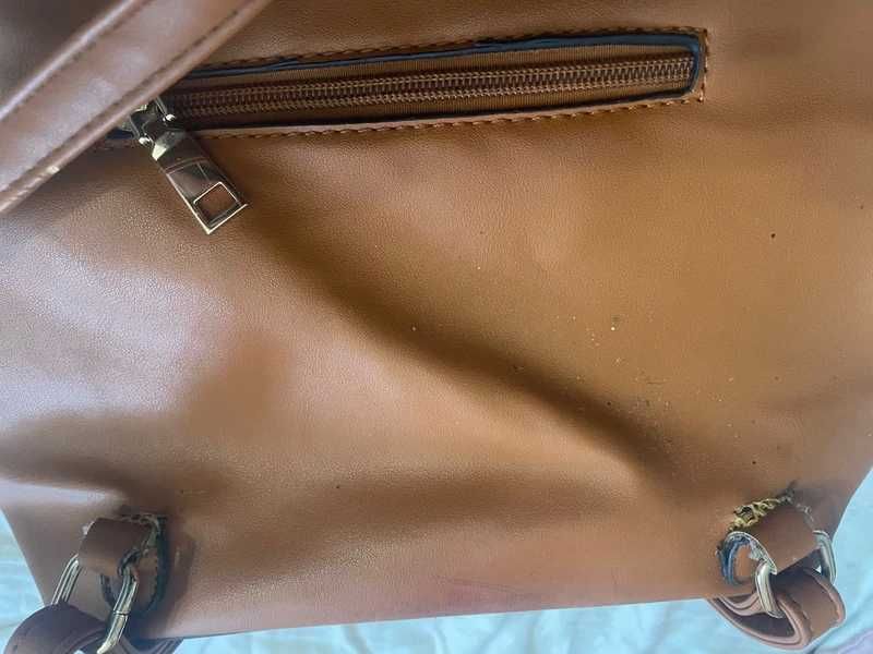 Mochila / Mala com detalhes em dourado