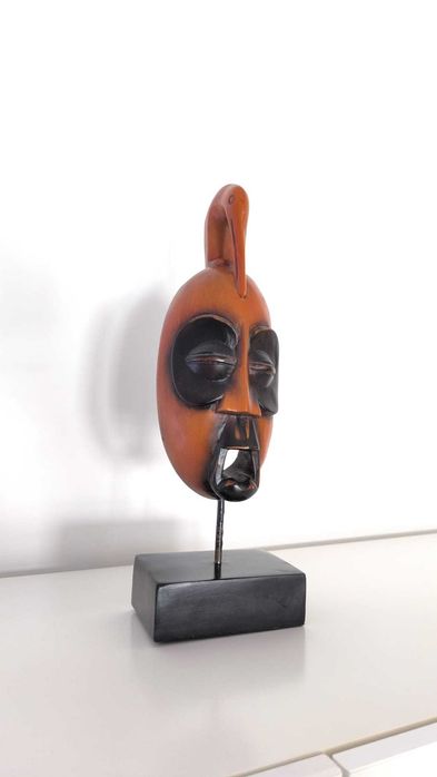 Figura decorativa africana em madeira