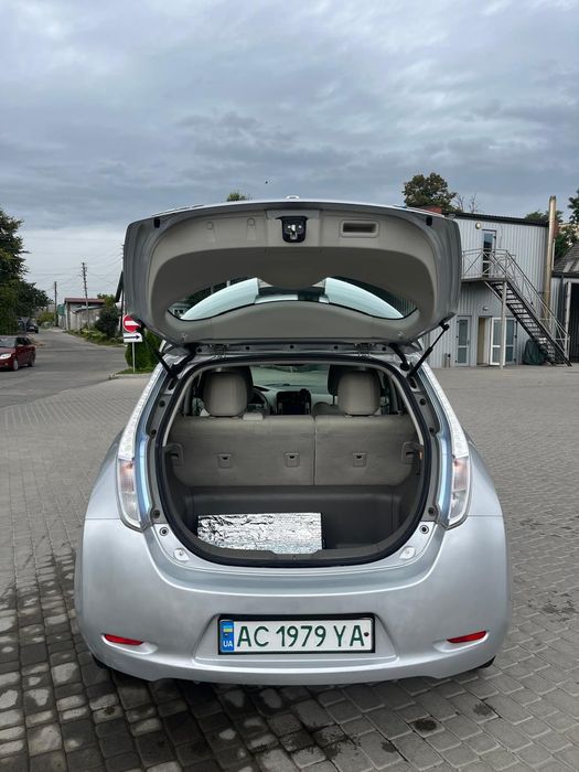 Nissan leaf з підігрівом і сонячною панелью