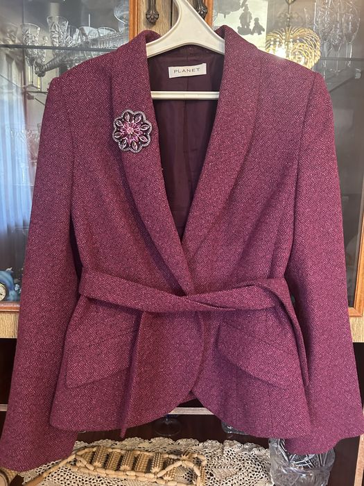 Піджак утеплений, дуже виглядає дорого.З прикрасою з каміння