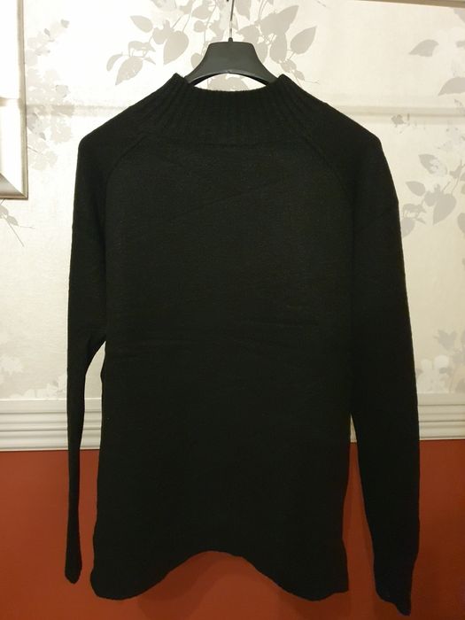 Czarny półgolf z rozcięciem