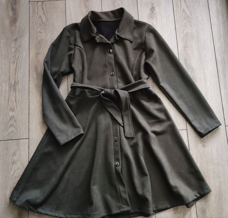 Zamszowa koszulowa khaki sukienka rozpinana złote guziki r uni