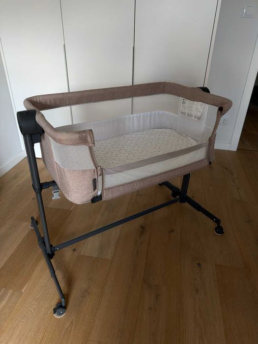 Berço Next2me - Kinderkfraft NESTEE UP 2 c/ Lençois e Protetor Colchão Chicco