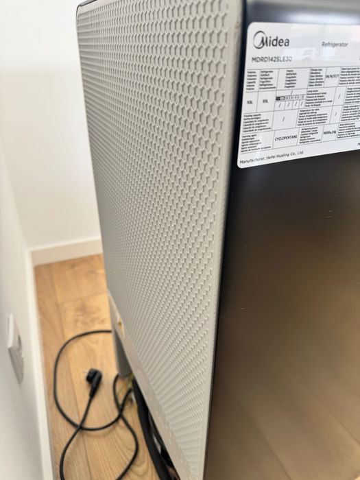 Mini Frigorífico Midea 93L com congelador – Como novo