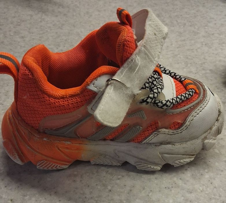 Кросівки для дівчинки 
Розмір 22
Устілка 13 см
Дуже легенькі
Ціна 150г