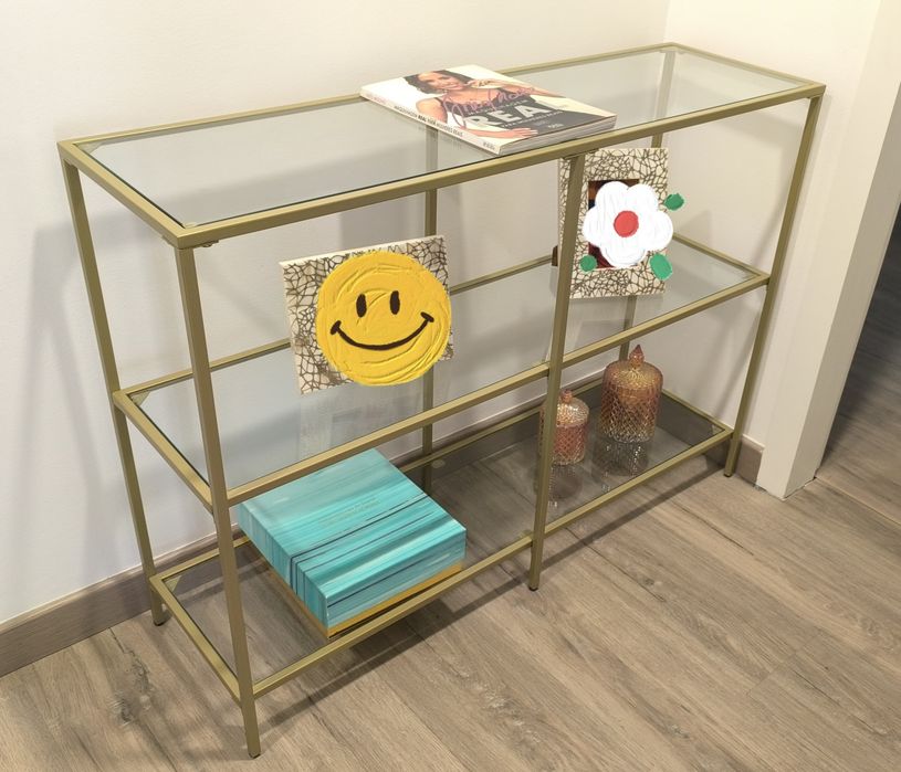 Estante dourado velho metálica com vidro