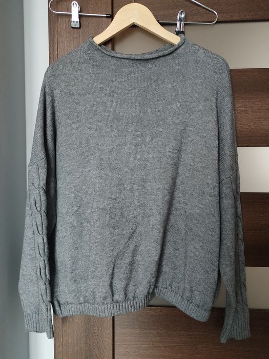 Szary sweter oversize