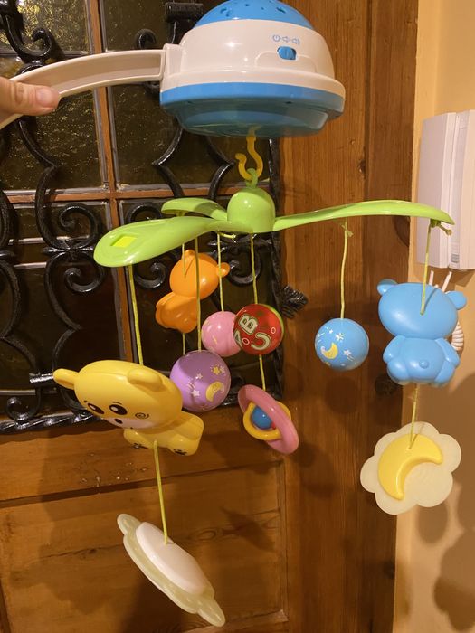 Karuzelka do łóżeczka z projektorem