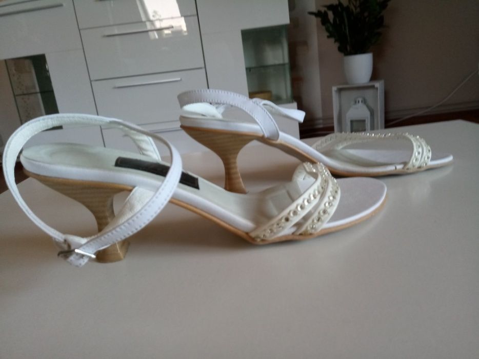 Sandałki białe rozm.36