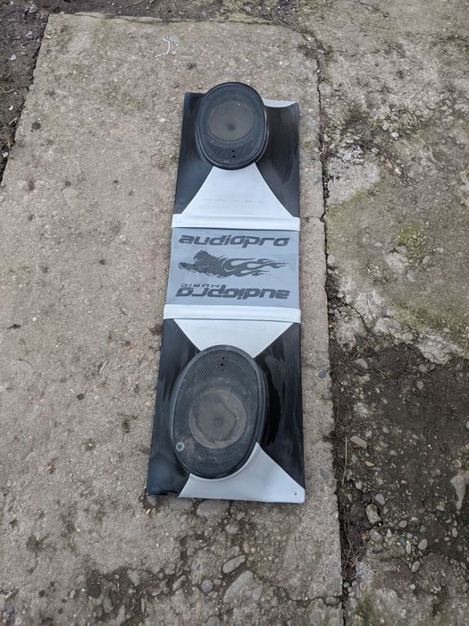 Полка з динаміками для авто.