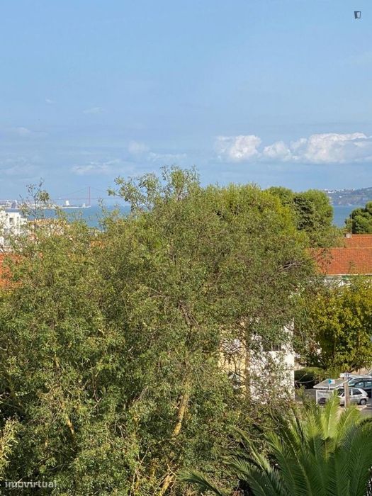 Quarto - localizado em Oeiras Lisbon