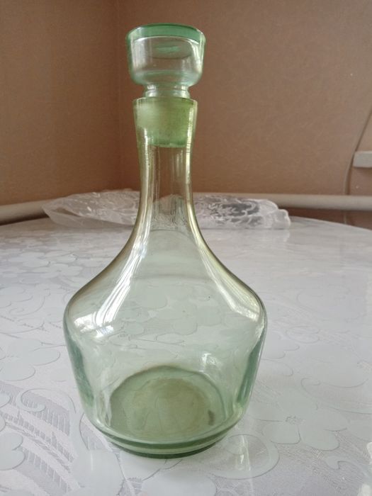 Вазы, кружки, графин.